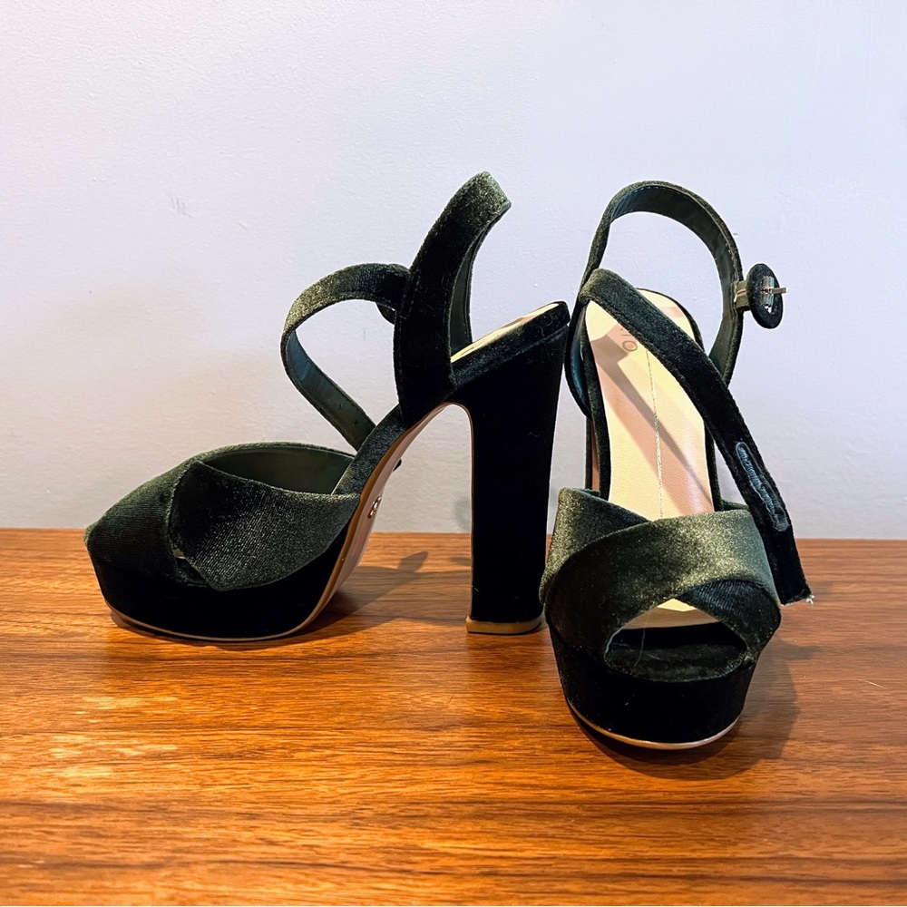 XOXO dark green, size 7 platform velvet heels.